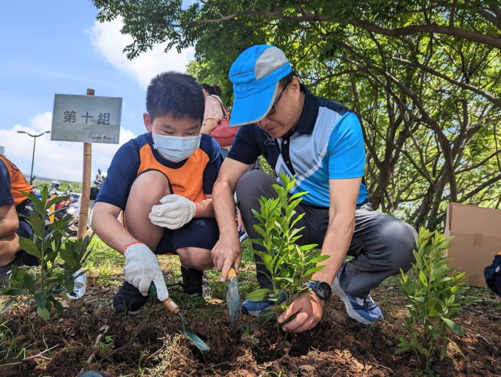 友達綠色志工及眷屬一起植下樹苗，親手打造綠帶景觀及動植物的友善棲息環境