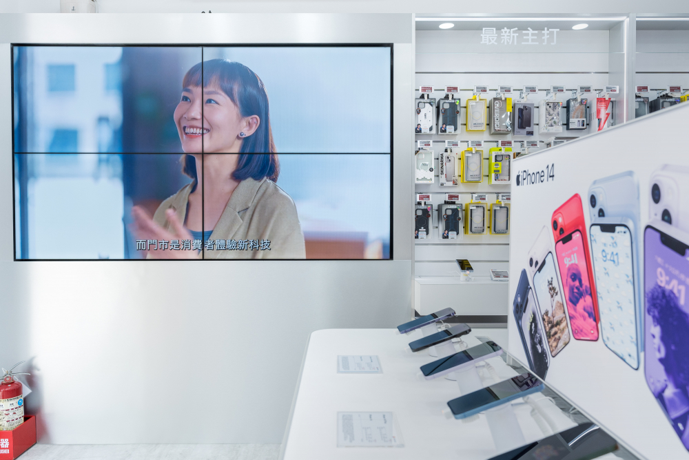 友達雙軸轉型策略以Go Vertical深化垂直市場應用，以高品質顯示器取代傳統海報，打造無紙化新零售場域，提供消費者優質的數位服務體驗