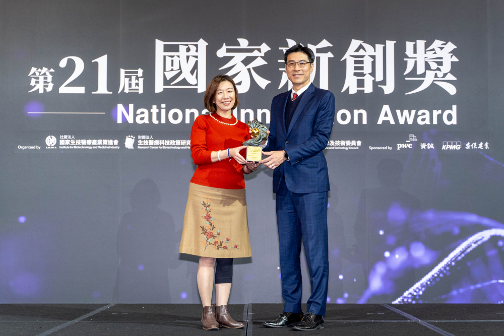 友達旗下子公司友達耘康與達擎分別以「中醫數位化檢測解決方案」及「寬視角3D醫療顯示器」獲得第二十一屆國家新創獎「智慧醫療與健康科技」類別的「企業新創獎」與「國家新創精進獎」兩項殊榮。圖左為衛生福利部政務次長林靜儀、圖右為友達光電智慧醫療事業群總經理廖世宏
